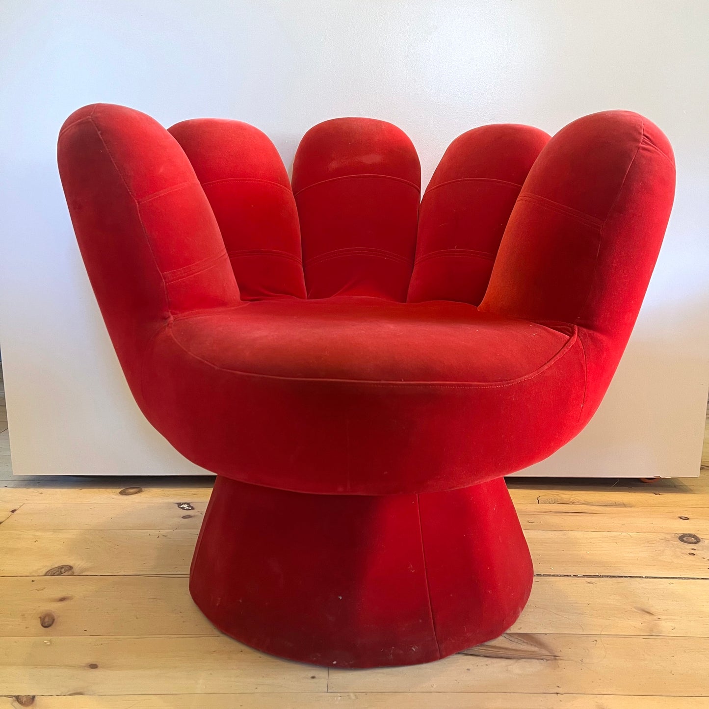 Handsy Swivel Chair